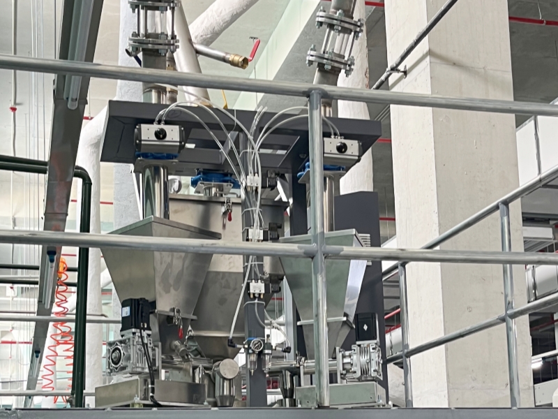 三計(jì)量色母粒喂料機(jī) 三計(jì)量色母粒喂料機(jī)